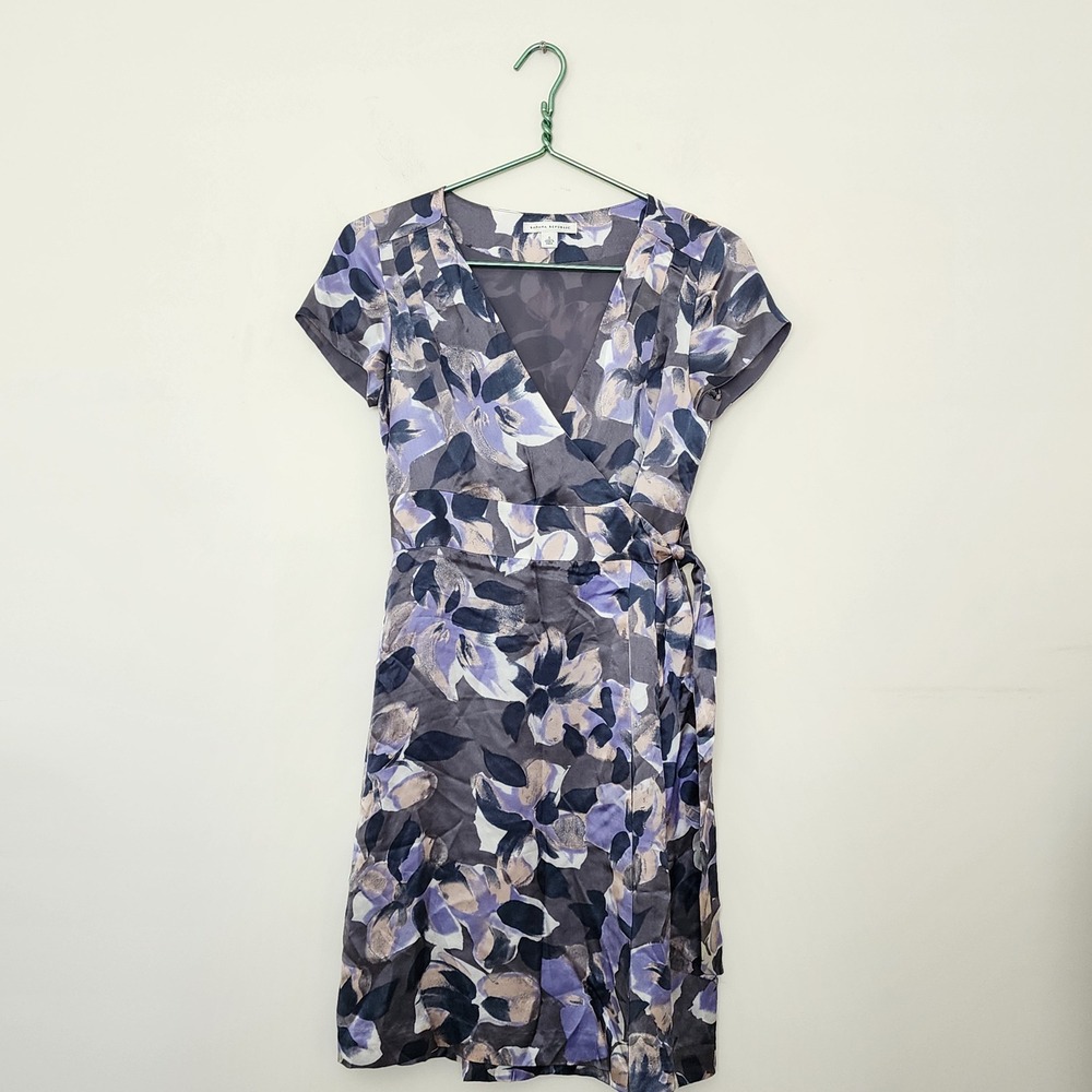 Banana Republic Purple Floral Wrap Dress Short Sleeve V-Neck Knee Length 0